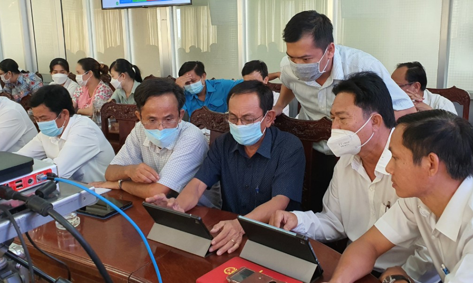 Tân Thạnh tập huấn hướng sử dụng phần mềm phòng họp không giấy