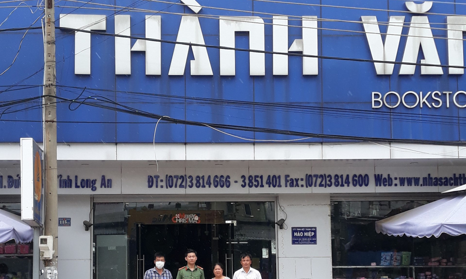 Đức Hòa kiểm tra việc treo, viết, đặt biển hiệu quảng cáo