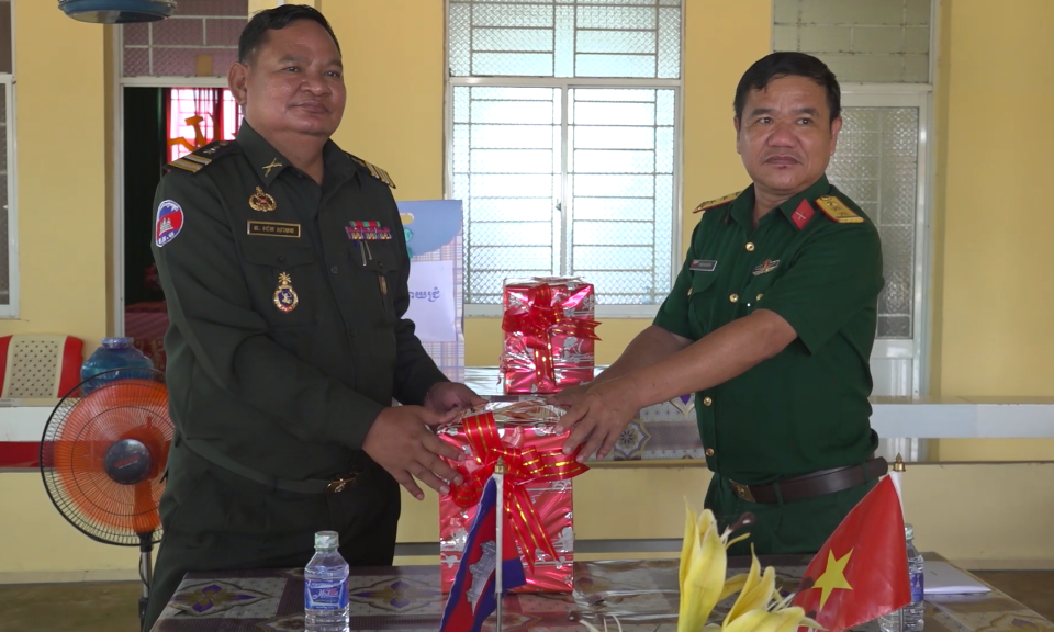 Tân Hưng tặng quà Chi khu quân sự huyện Svay Chrum