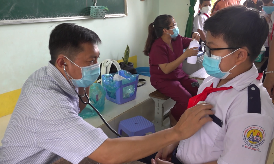 Tân Hưng tiêm trả mũi 2 vắc-xin phòng COVID-19 cho trẻ em