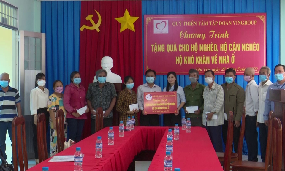 Quỹ Thiện Tâm - Tập đoàn Vingroup tặng quà cho hộ nghèo, bệnh nhân bệnh hiểm nghèo huyện Tân Trụ