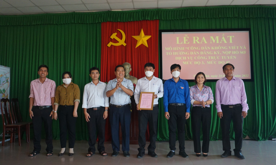 Bến Lức mô hình dịch vụ công trực tuyến ở xã Thanh Phú