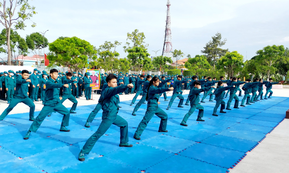 Kiến Tường khai mạc hội thao Trung đội dân quân cơ động năm 2022