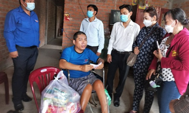 Hội thân nhân kiều bào TP Tân An trao tặng quà cho các hoàn cảnh đặc biệt khó khăn