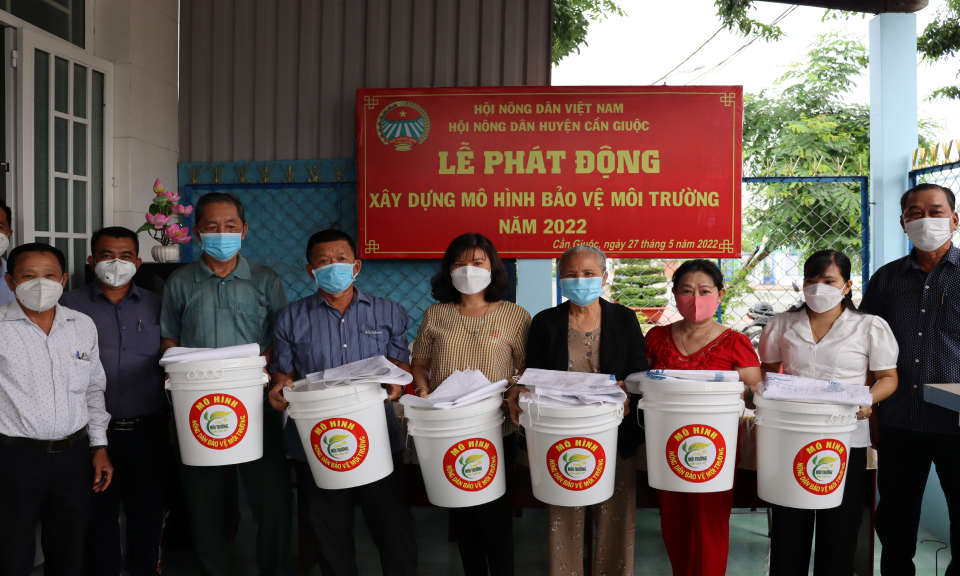 Hội Nông dân huyện Cần Giuộc phát động mô hình bảo vệ môi trường