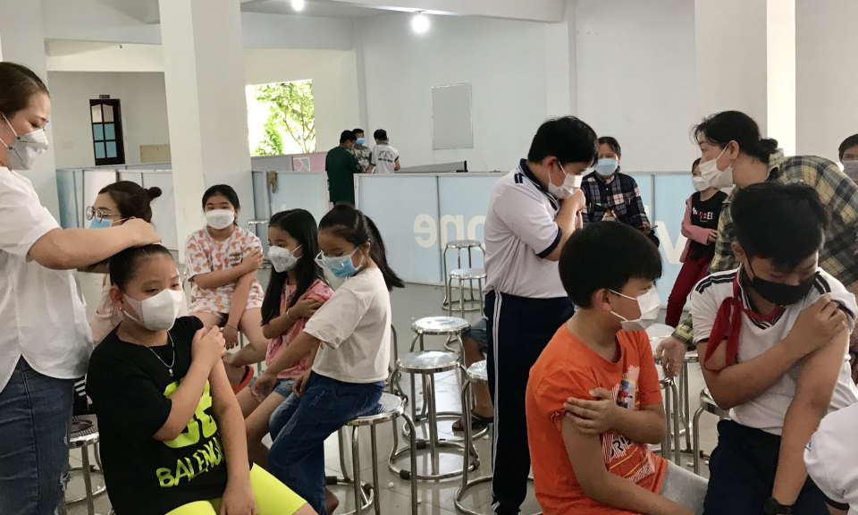 Bến Lức tiêm vắc-xin COVID-19 mũi 2 cho trẻ từ 5 đến dưới 12 tuổi