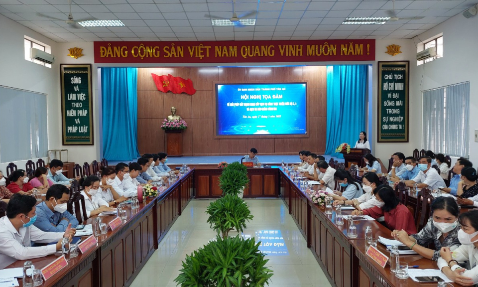 Thành phố Tân An tọa đàm đẩy mạnh cung cấp dịch vụ công trực tuyến