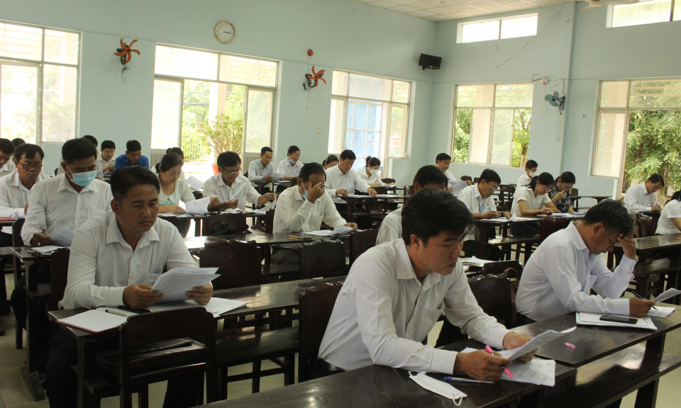 Đức Huệ khẩn trương triển khai giải quyết thủ tục hành chính trên môi trường điện tử