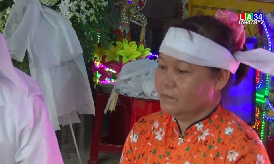 Lãnh đạo huyện Tân Thạnh thăm hỏi, chia buồn cùng gia đình các nạn nhân bị sét đánh