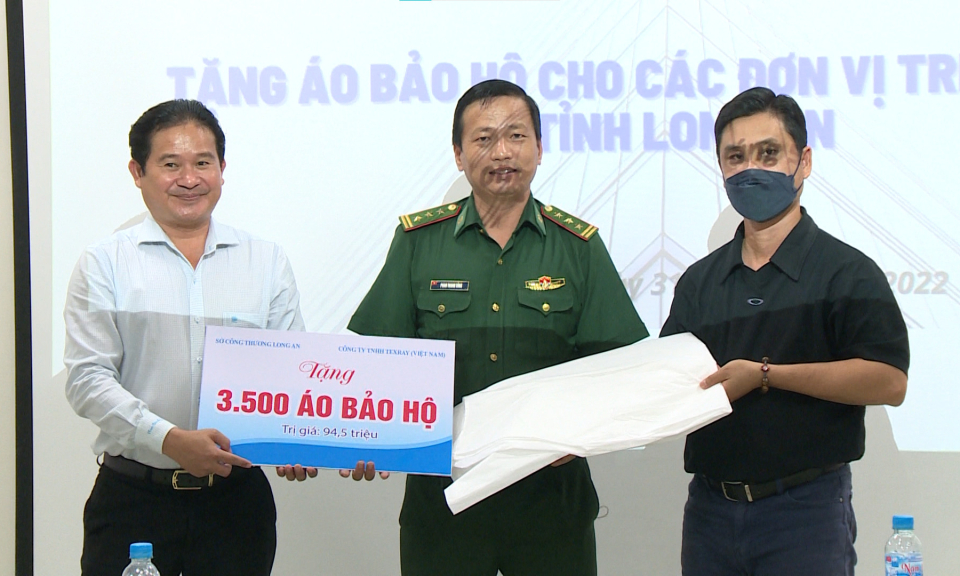 Tặng 10.000 áo bảo hộ lao động cho các đơn vị tỉnh Long An