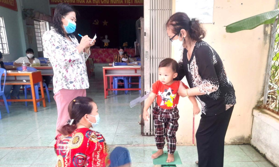 Tân Thạnh tổ chức cho trẻ uống bổ sung Vitamin A liều cao 