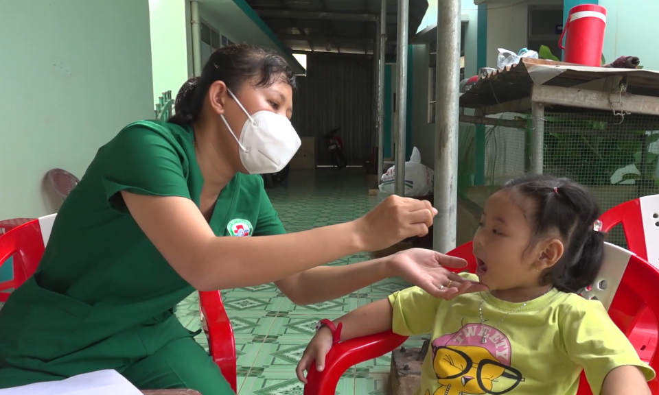 Tân Hưng cho trẻ uống bổ sung Vitamin A đợt 1 năm 2022