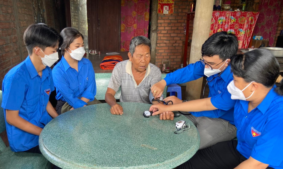  Chi hội Thầy thuốc trẻ Bến Lức khám bệnh cho người già neo đơn
