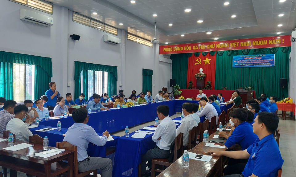 Chủ tịch UBND huyện Thạnh Hóa đối thoại với thanh niên
