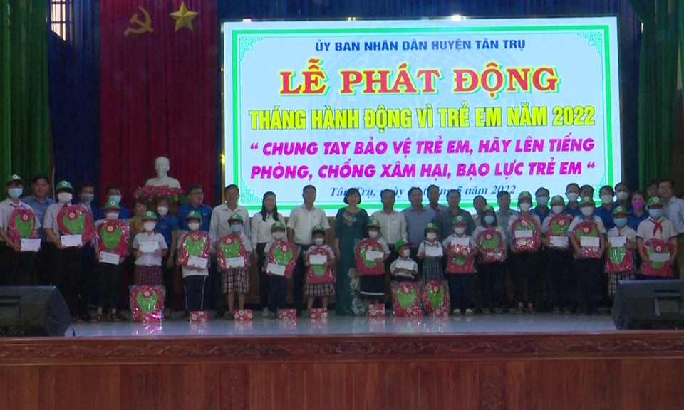 Tân Trụ phát động Tháng hành động vì trẻ em và tặng quà trẻ em có hoàn cảnh khó khăn