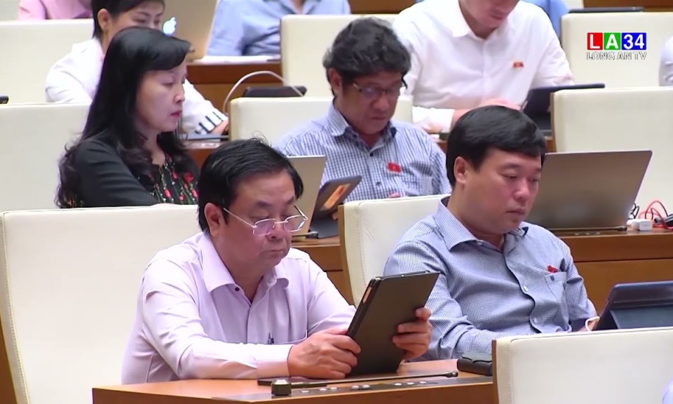 Quốc hội thảo luận về tình hình kinh tế xã hội