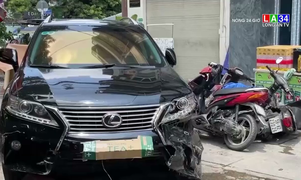 Ô tô tông hàng loạt xe máy ở trung tâm TP.HCM