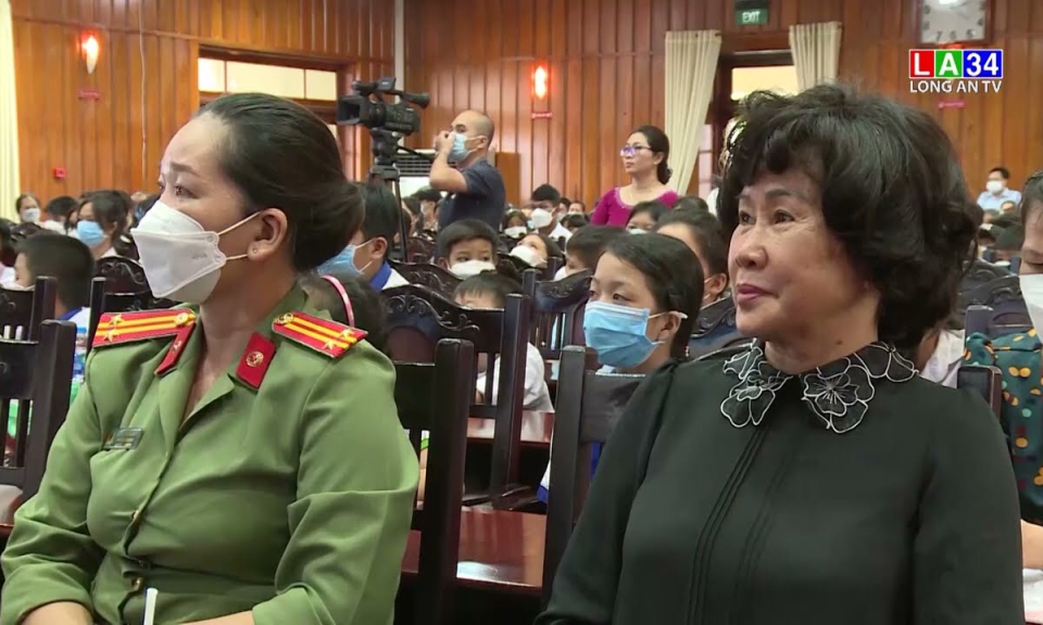 Tháng hành động vì trẻ em, khai mạc và phát động chương trình "Mẹ đỡ đầu"