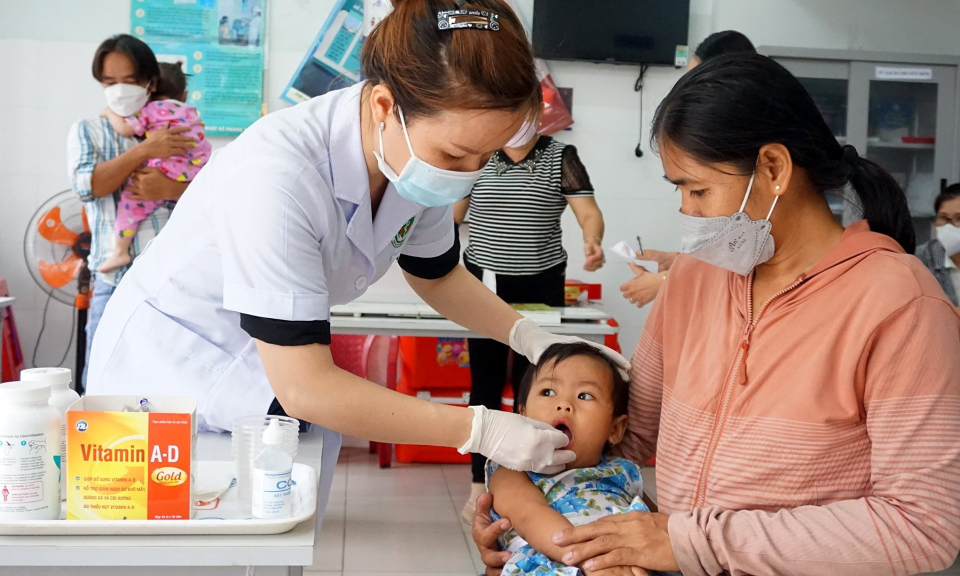 Long An tổ chức chiến dịch uống Vitamin A liều cao và cân đo cho trẻ