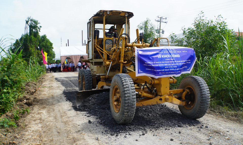 Mộc Hóa khởi công công trình đường từ UBND xã Tân Thành đến giáp ranh huyện Thạnh Hóa