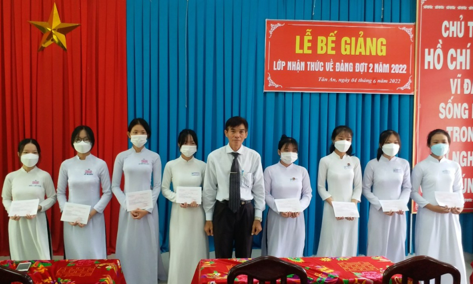 Thành phố Tân An bế giảng lớp nhận thức về Đảng đợt 2 năm 2022