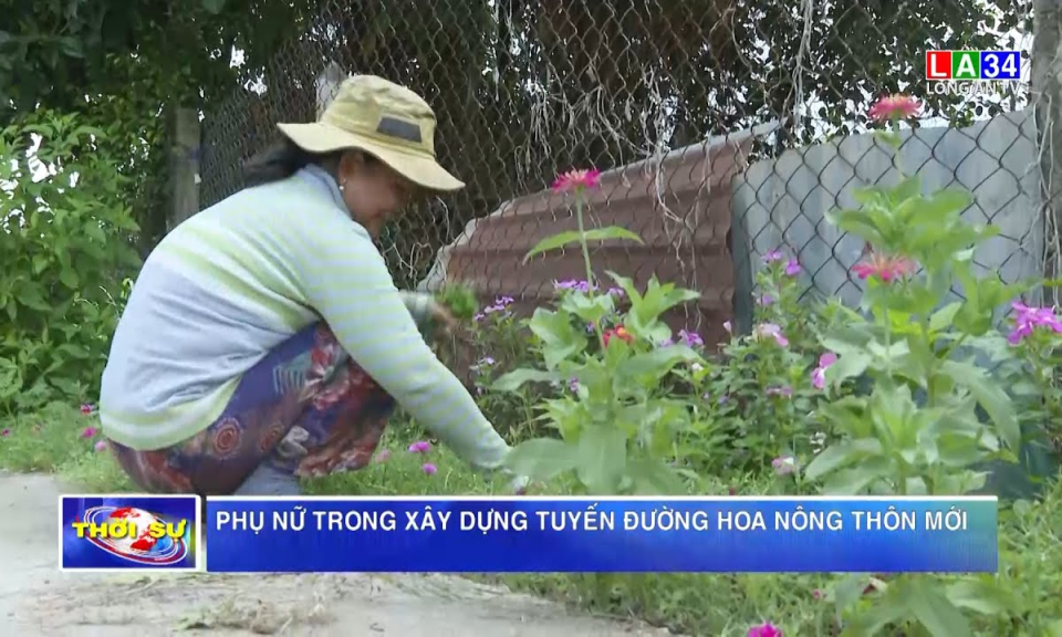 Phụ nữ trong xây dựng tuyến đường hoa nông thôn mới