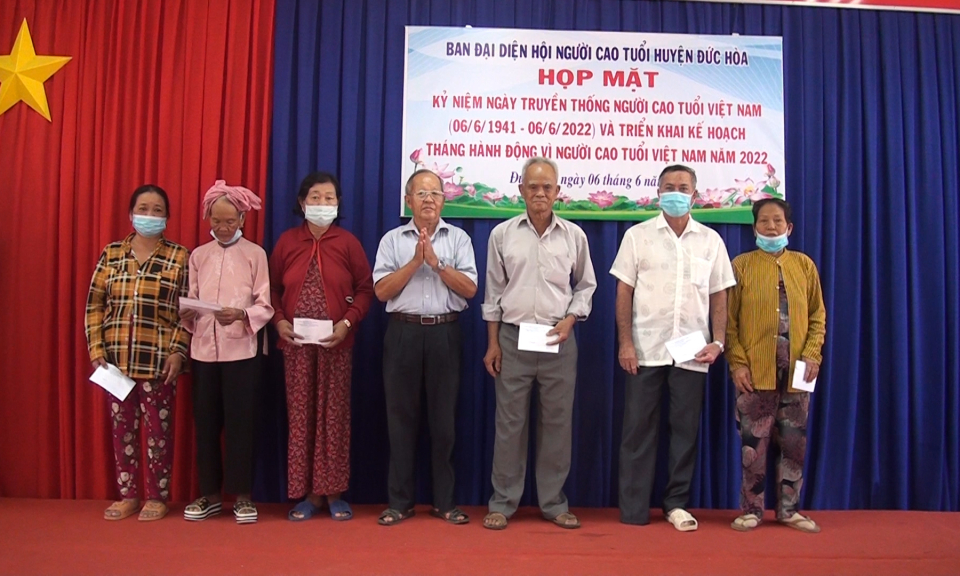 Đức Hòa họp mặt Kỷ niệm Ngày ruyền thống người cao tuổi 