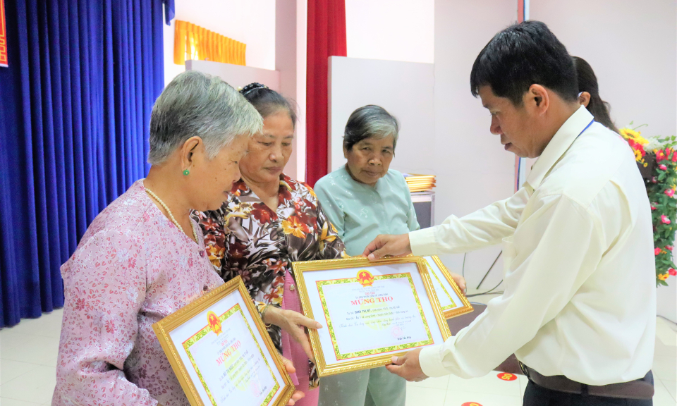 Cần Đước mừng thọ các cụ nhân ngày truyền thống Người cao tuổi Việt Nam