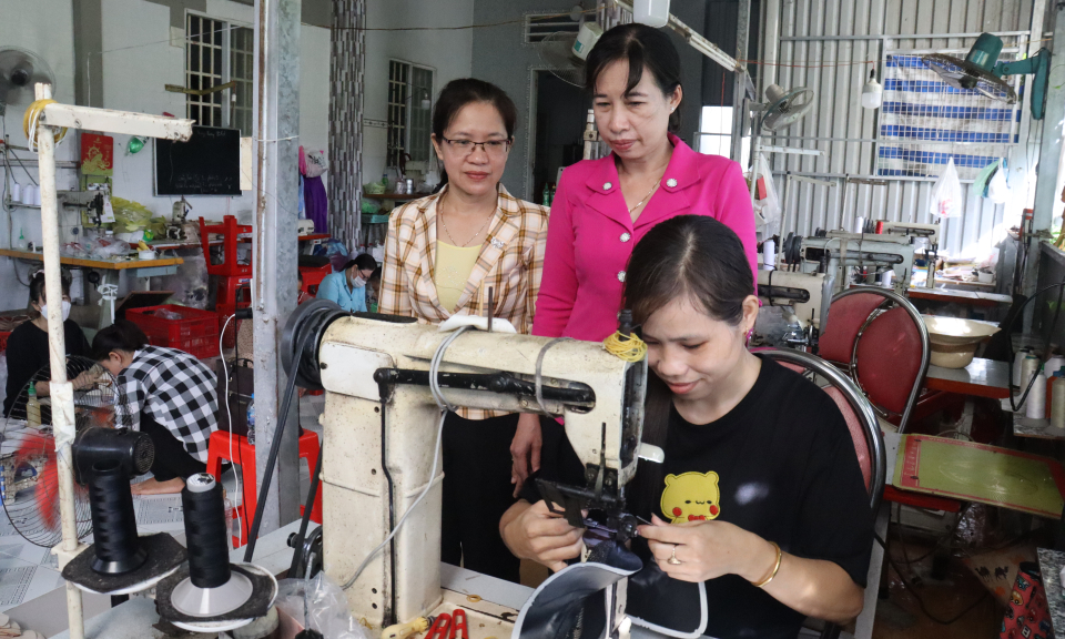 Hội LHPN Cần Đước giúp đỡ phụ nữ vươn lên thoát nghèo bằng cách làm cụ thể