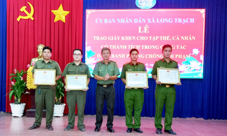 Cần Đước khen thưởng cá nhân có thành tích phòng, chống tội phạm