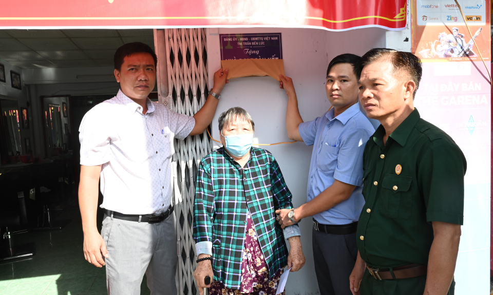 Bến Lức bàn giao nhà đại đoàn kết cho hộ khó khăn