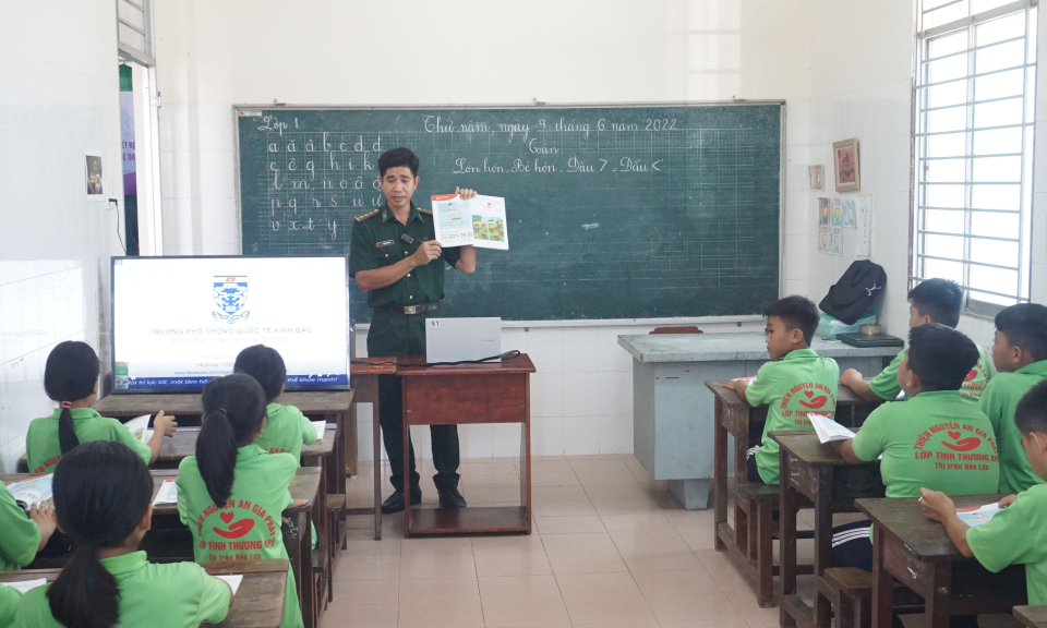 Bến Lức lễ bàn giao trang thiết bị chuyển giao, kết nối công nghệ dạy học từ xa