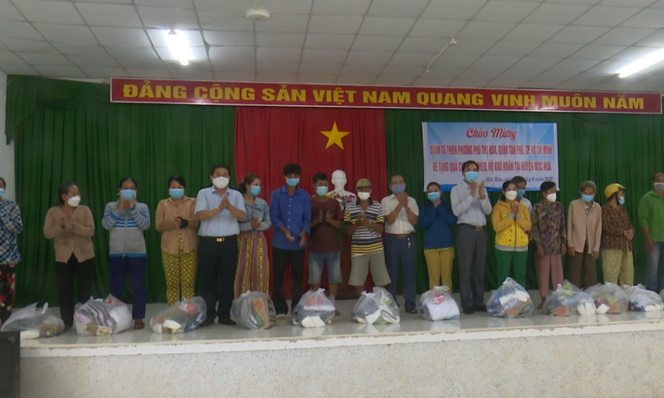 Mộc Hóa trao 300 phần quà cho hộ nghèo, hộ khó khăn
