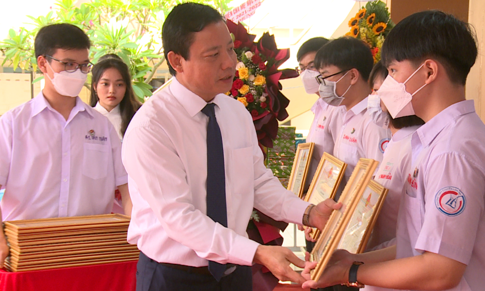 Trao bằng khen của Chủ tịch UBND tỉnh cho học sinh đạt giải trong Kỳ thi chọn học sinh giỏi cấp quốc gia năm học 2021-2022