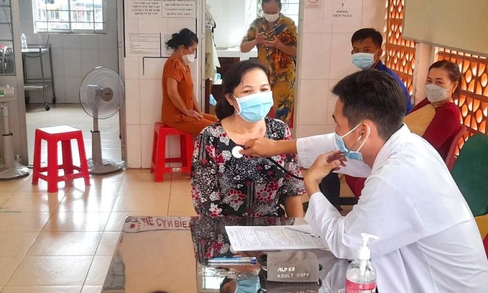 Tân Thạnh tiêm gần 4.000 liều vắc-xin mũi 4 phòng COVID-19 cho lực lượng tuyến đầu chống dịch và người dân