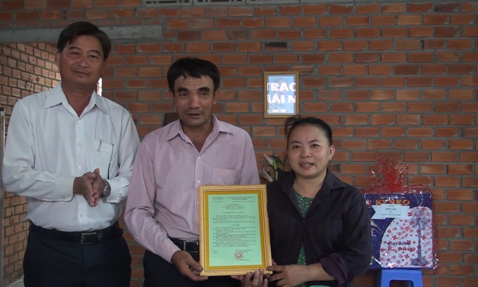 Đức Hòa trao nhà tình thương cho hộ khó khăn