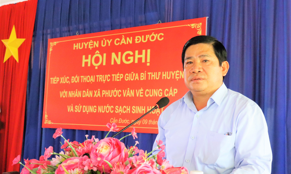 Bí thư Huyện ủy Cần Đước tiếp xúc, đối thoại với nhân dân xã Phước Vân về cung cấp và sử dụng nước sạch sinh hoạt