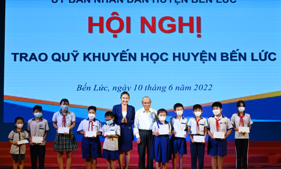 Bến Lức trao 100 suất học bổng cho học sinh có hoàn cảnh khó khăn