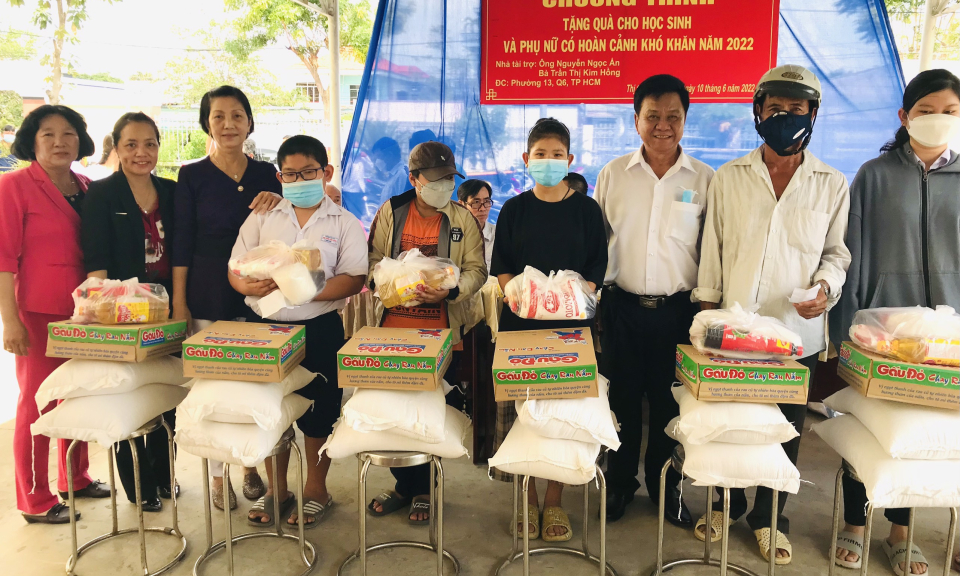 Cần Giuộc tặng 100 phần quà cho học  sinh và phụ nữ có hoàn cảnh khó khăn