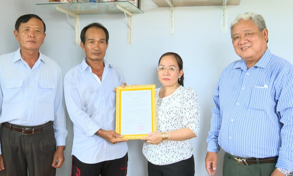 Thành phố Tân An trao 02 nhà Đại đoàn kết cho hộ nghèo