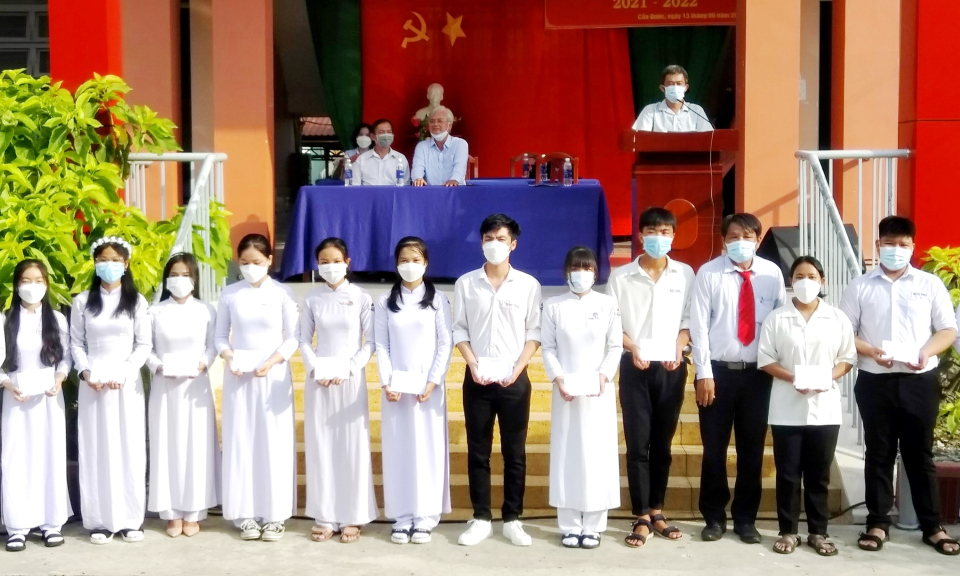 Trường Trung học phổ Thông Cần Đước được công nhận Trường đạt chuẩn quốc gia 