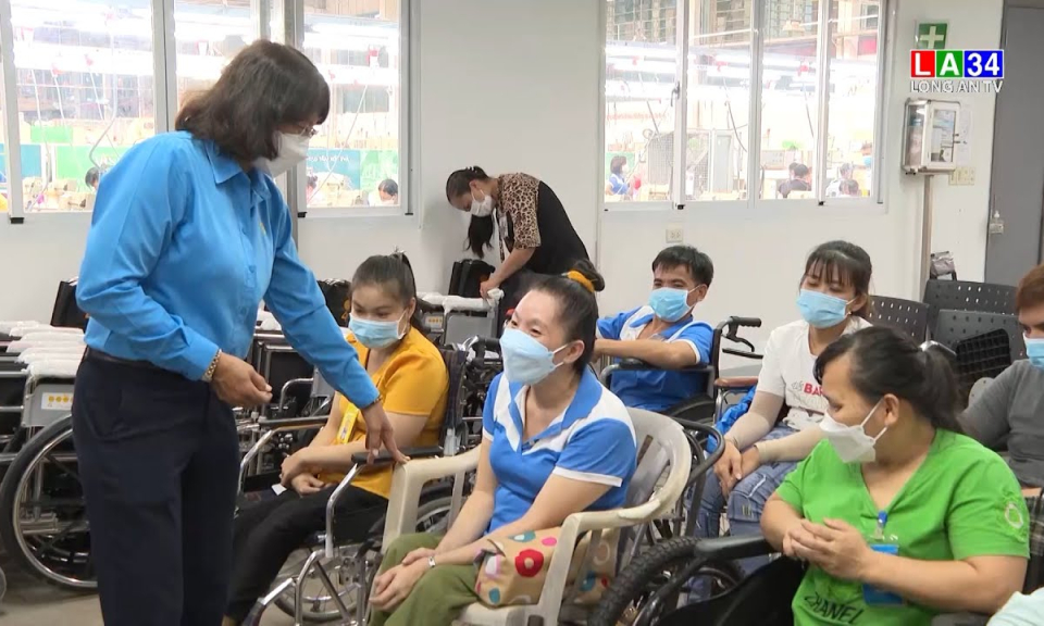 Trao xe lăn cho công nhân khuyết tật và tặng nhà tình bạn cho đoàn viên