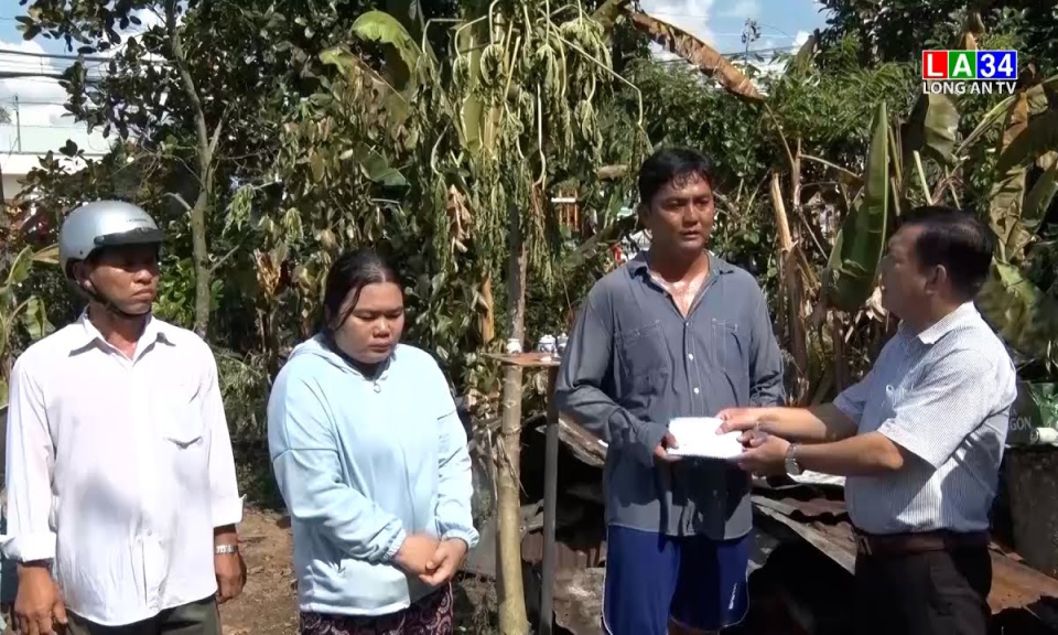 Tân Thạnh: Lãnh đạo UBND huyện thăm, trao tiền hỗ trợ gia đình bị cháy nhà