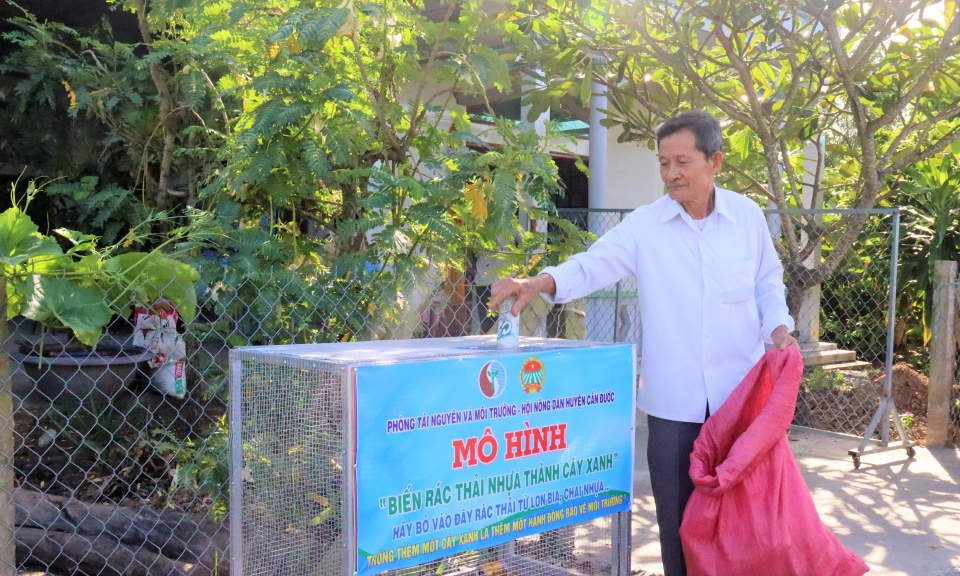 Cần Đước phát động mô hình “Biến rác thảy nhựa thành cây xanh”