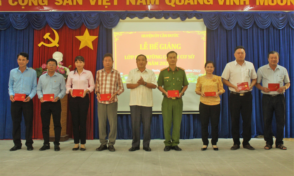 Cần Đước bế giảng lớp bồi dưỡng cấp ủy cơ sở năm 2022