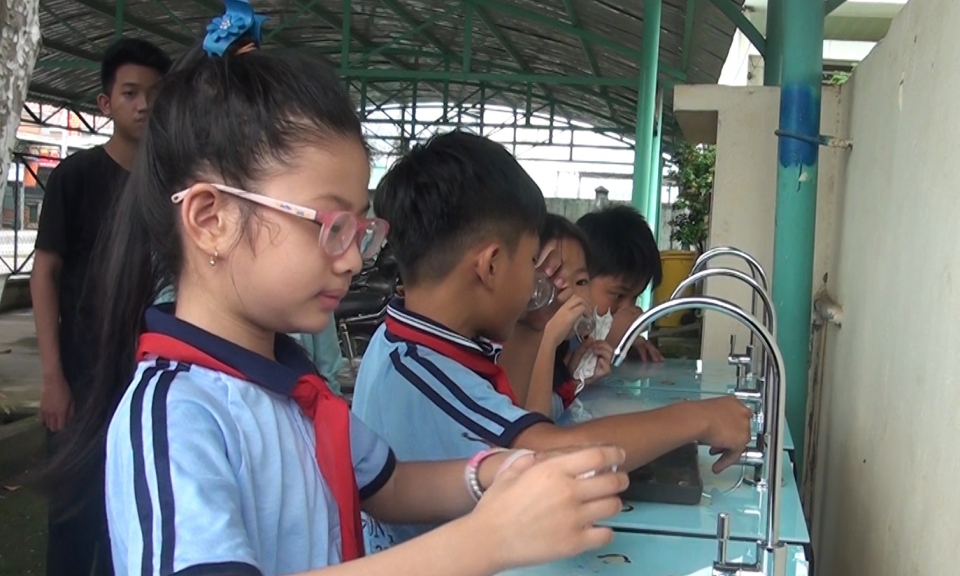 Đức Hòa trao máy lọc nước cho trường học