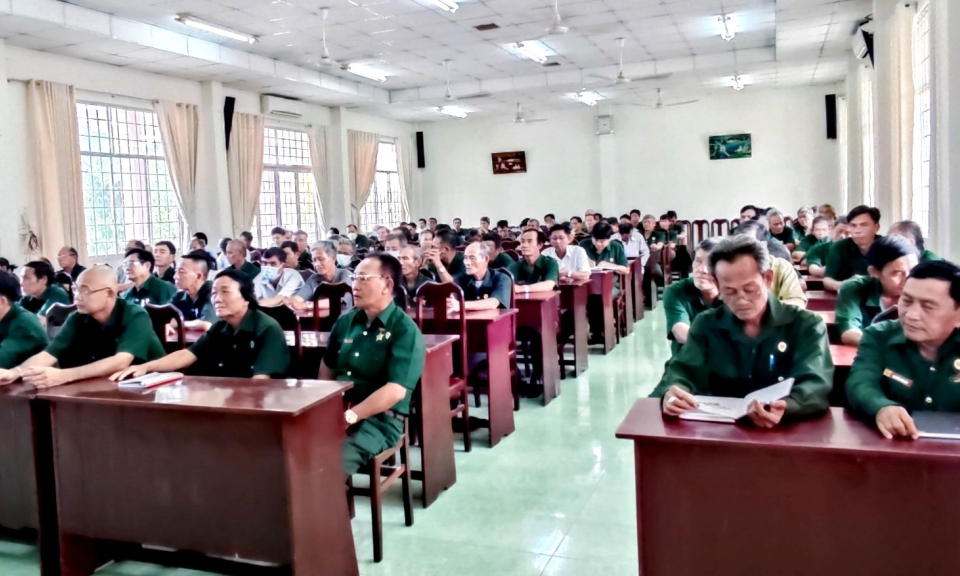 Các em học sinh hồi hộp, náo nức bước vào kỳ thi thử