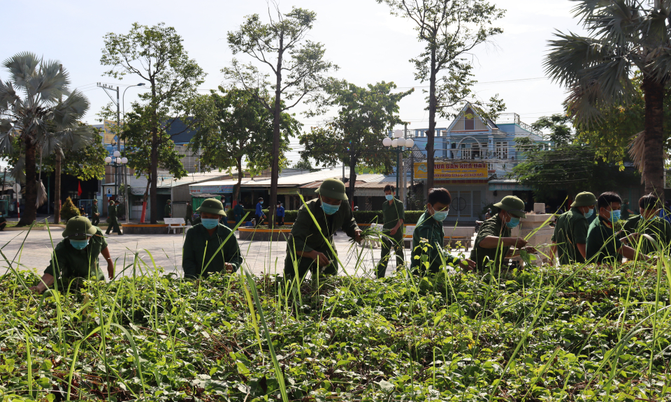 Lực lượng dự bị động viên huyện Cần Giuộc ra quân vệ sinh môi trường