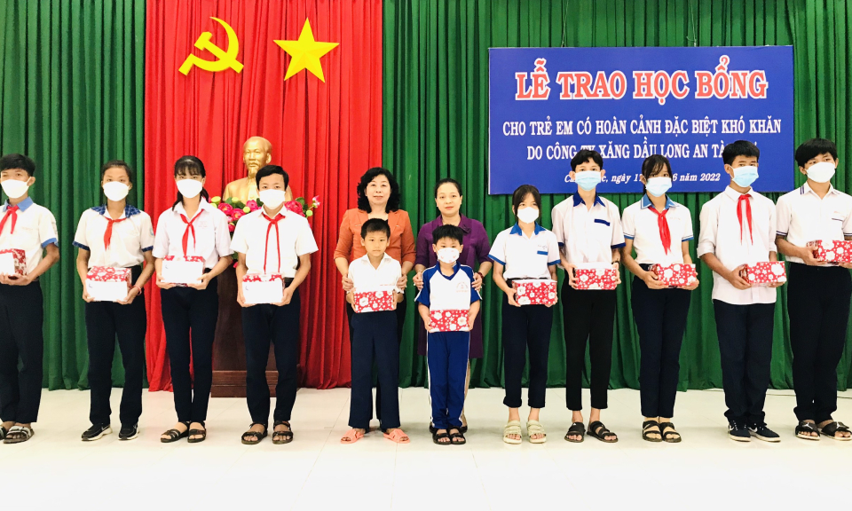Sở LĐTBXH tặng học bổng cho trẻ em có hoàn cảnh đặc biệt khó khăn 2 huyện : Cần Giuộc, Cần Đước