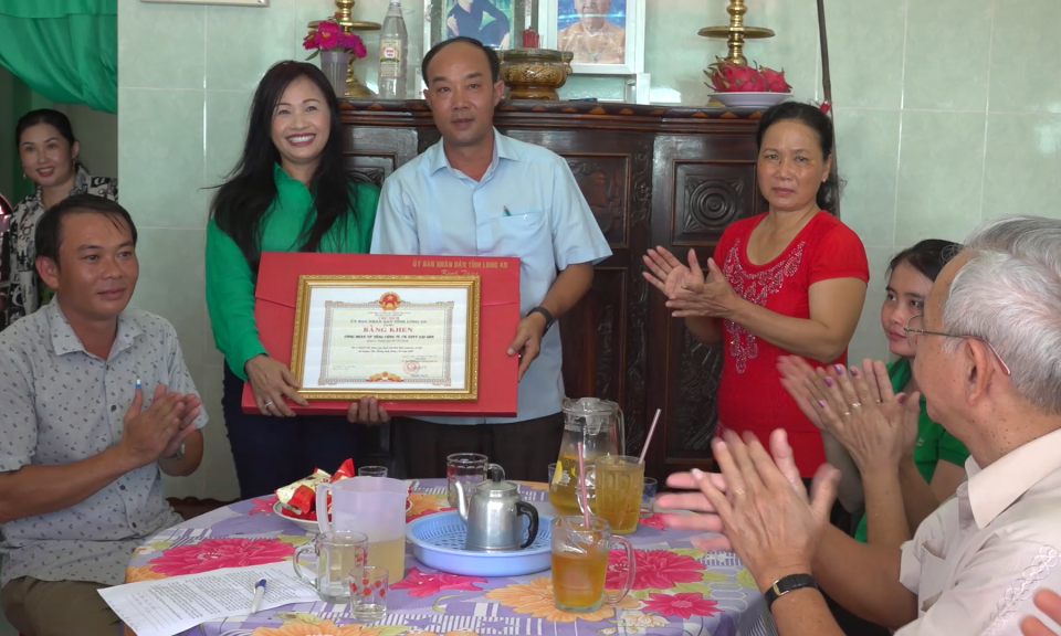 Tân Hưng trao 2 căn nhà tình nghĩa cho gia đình chính sách